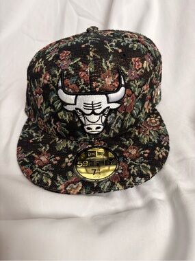 NWT CHICAGO BULLS 'FLORAL TAPESTRY' 59FIFTY FITTED - Size 7 1/4